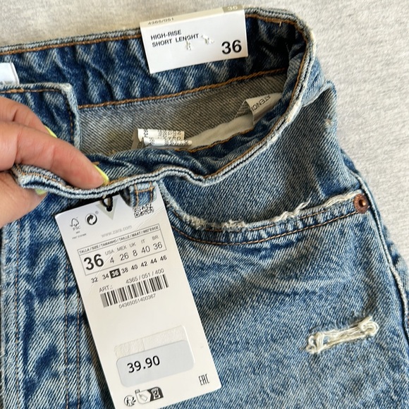 Zara split high shorts. Size 36. NWT. $28 - Picture 2 of 3